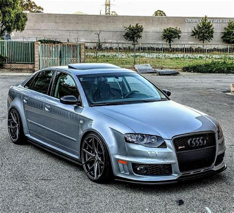 Audi A4 B7 automobilio profilio nuotrauka, išryškinanti dizaino linijas