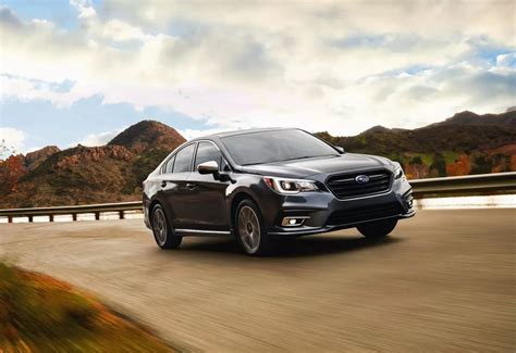 Nuotrauka su Subaru automobiliais servise