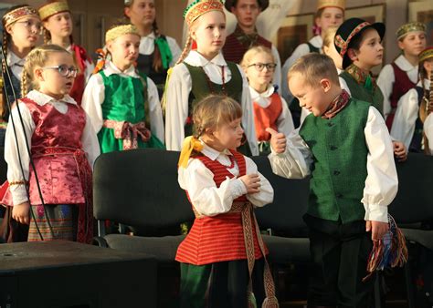 Teminė Harisono Fordo nuotrauka jaunystėje arba su kostiumu