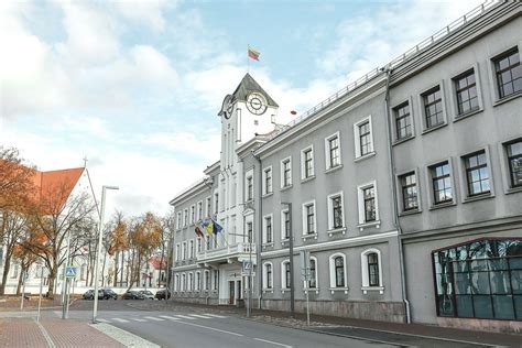 Teminė nuotrauka, vaizduojanti savivaldybės pastatą su apmokestinta stovėjimo vieta priekyje