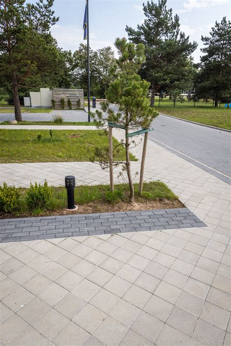Fotografija, vaizduojanti modernizuotą daugiabučio kiemo parkavimo aikštelę