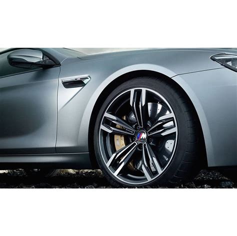 Nuotrauka su įvairiais BMW M3 ratlankių modeliais ir specifikacijomis