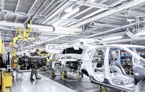 Nuo naujausių dizaino elementų iki pažangių vairavimo asistentų - automobilių pramonė nuolat stebina inovacijomis.