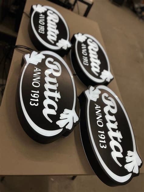 Balso valdymo sistemos ir AR rodyklės daro vairavimą patogesniu ir saugesniu.