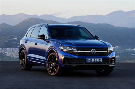 Volkswagen Touareg automobilis važiuojantis bekele