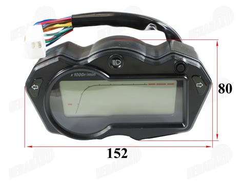 Motociklo prietaisų skydelis su degančia akumuliatoriaus įkrovos lempute arba užgesęs motociklas kelio pakraštyje