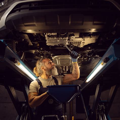 Dalis Volkswagen serviso dirbtuvių su įvairiais automobiliais ir įranga