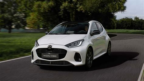 Mazda2 Hybrid važiuojantis miesto gatvėmis