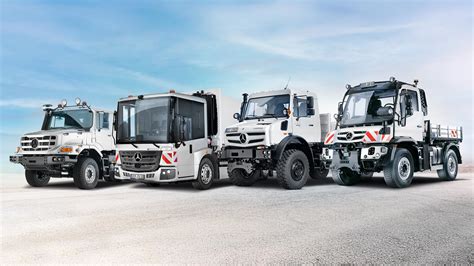 Nuotrauka: specialusis transportas su įjungtais švyturėliais ir garsiniu signalu