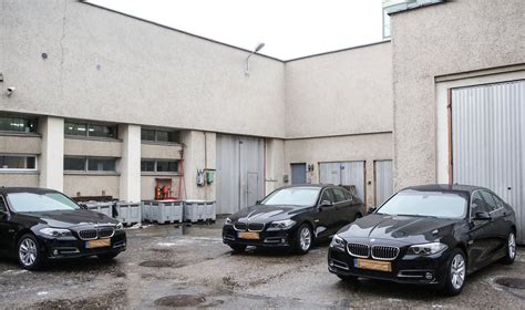 Gerai prižiūrėti BMW automobiliai Seimo garaže prieš pardavimą