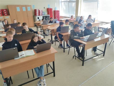 Utenos vairavimo mokyklos moderni klasė su kompiuteriais ir vaizdinėmis priemonėmis
