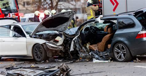Nuotrauka, vaizduojanti avarijos vietą su sumaitotu automobiliu ir sunkvežimiu