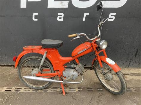 Istorinio motociklo Romet Komar su blizgančiu chromuotu duslintuvu nuotrauka