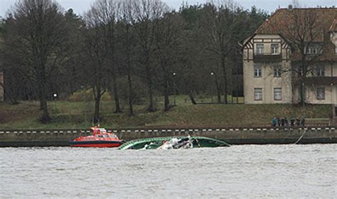 Teminė nuotrauka: jūrinis vilkikas, traukiantis didelį laivą