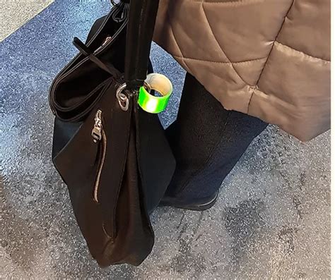 pėsčiasis su atšvaitu einantis tamsiu keliu