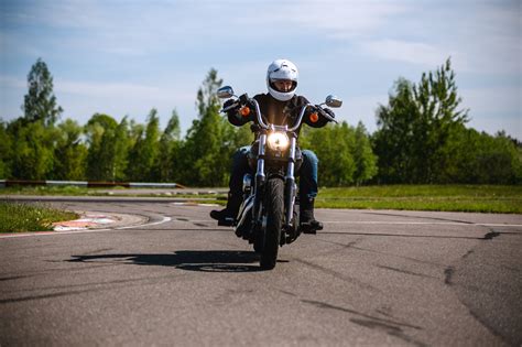 Teminė iliustracija su seniausio Lietuvos automobilių žurnalo „Keturi ratai“ logotipu ir automobilių bei motociklų kompozicija.