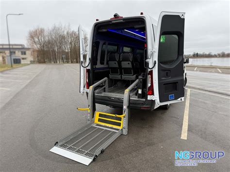 Pritaikyto mikroautobuso interjeras su vežimėlių tvirtinimo sistema