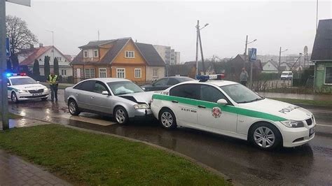 Teminė nuotrauka: policijos automobilis sustabdė automobilį Didžiosios Britanijos kelyje