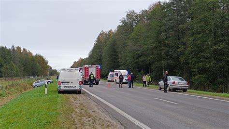 Vairuotojas tikrina sunkvežimio techninę būklę prieš reisą