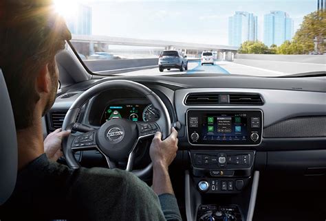 infografika apie Nissan ProPILOT Assist sistemos veikimą
