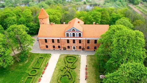 Raudondvario pilis kraštovaizdyje