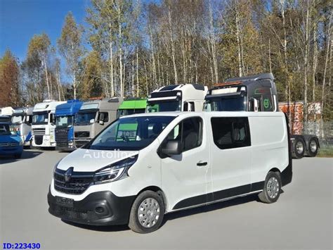 Renault Trafic krovininio skyriaus pavyzdys su įrengtomis lentynomis ir kroviniais