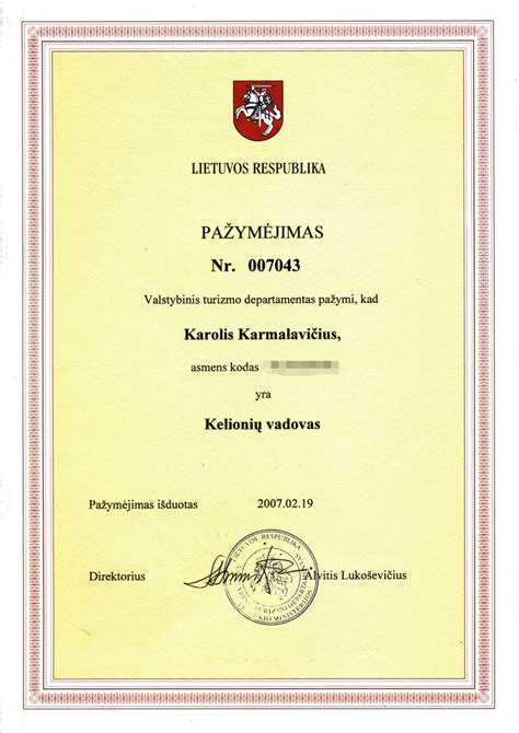 Tematinė nuotrauka: įmonės vadovas pasirašo oficialų dokumentą