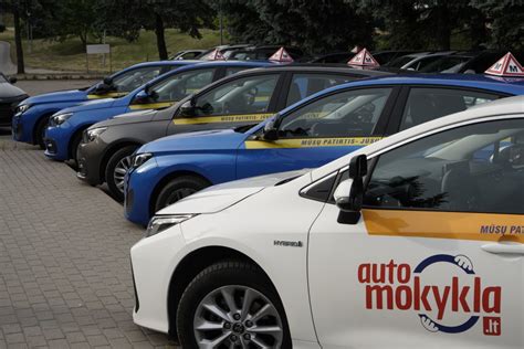 Įvairių kategorijų mokomieji automobiliai ir motociklai