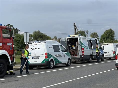 Autobuso avarija Šakių rajone su gelbėjimo tarnybomis ir apvirtusiu autobusu