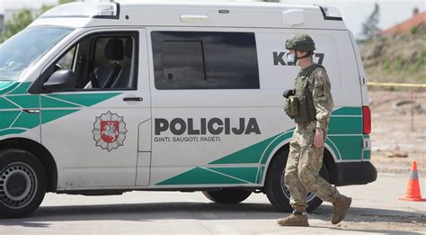 Išminuotojai darbe Šakių rajone, sprogmenų radimo vietoje