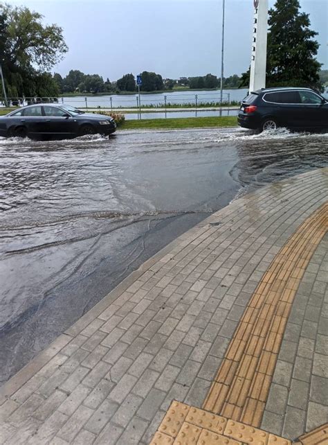 Užlietos Šakių gatvės po stiprios liūties