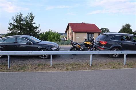 Teminė nuotrauka: vairuotojas su sunkiai besisukančiu vairu