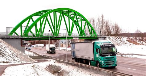 Koliažas su skirtingų gamintojų elektrinių vilkikų modeliais