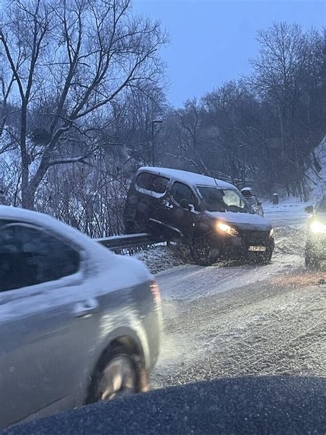 Tematinė nuotrauka: besileidžiantis saulėlydis, automobilis stovi, šaltis