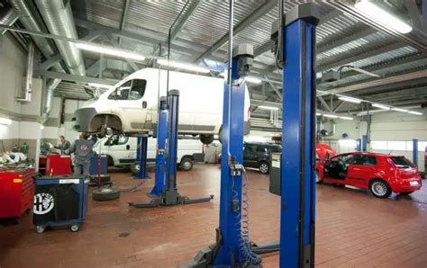 Teminis automobilio serviso nuotrauka, vaizduojanti autodalių sandėlį