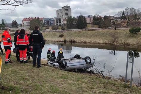Automobilio BMW nuolaužos Nevėžio upėje prie Radviliškio