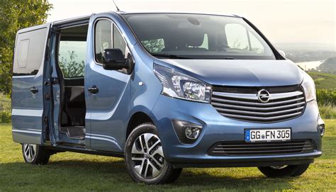 Apgadinti automobiliai BMW X5 ir Opel Vivaro po susidūrimo Radviliškyje
