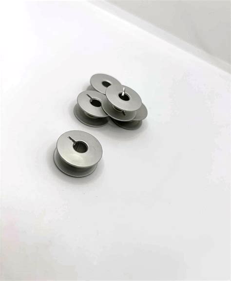 Nuotrauka su odiniu vairo užvalkalu, demonstruojanti siuvimo procesą