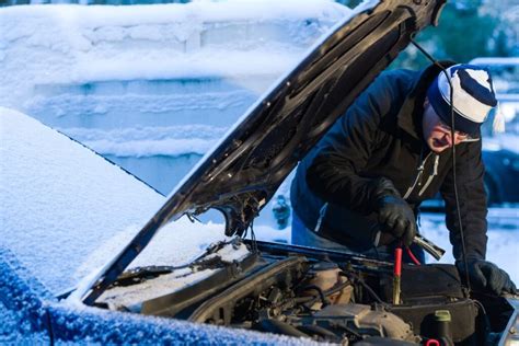 Teminė nuotrauka: apledėjęs automobilio veidrodėlis žiemą