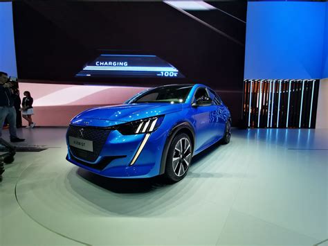 Naujasis Peugeot logotipas su liūto galva