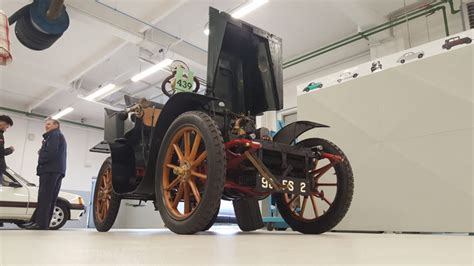 Istorinis Peugeot automobilis Type 12 su guminėmis padangomis