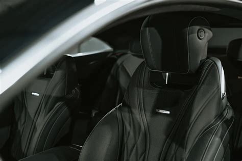 automobilio salono detalės, pabrėžiant vairą ir prietaisų skydelį