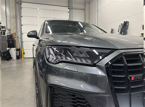 automobilio priekiniai žibintai su tonuota plėvele