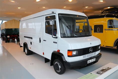 Mercedes-Benz Vario sunkvežimio bendras vaizdas, pabrėžiantis kėbulo konstrukciją ir važiuoklę