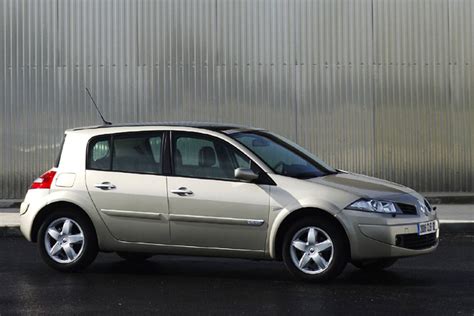 Teminė nuotrauka su 2002 metų Renault Megane ir Espace automobiliais