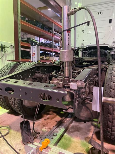 Nuotrauka: Automobilio rėmo geometrijos patikra naudojant lazerinę matavimo sistemą