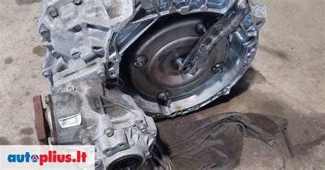 Vizualizacija su įvairiomis automobilių dalimis: variklis, pavarų dėžė, kėbulo elementai, pakabos detalės.