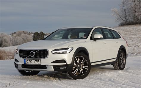Schematinis vaizdas, iliustruojantis „Volvo V90 Cross Country“ prošvaisos skirtumą nuo standartinio V90.