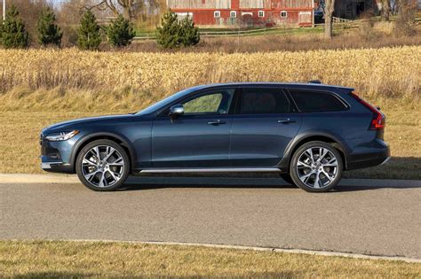 Nuotrauka, demonstruojanti „Volvo V90 Cross Country“ interjerą su skaitmeniniu prietaisų skydeliu ir multimedijos ekranu.