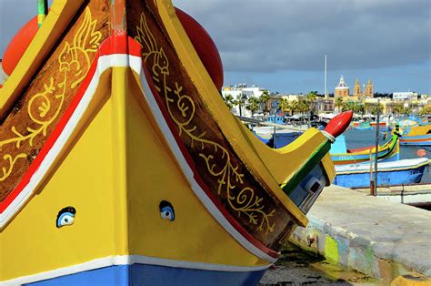 Spalvingi žvejų laivai (luzzu) Marsaxlokk uoste